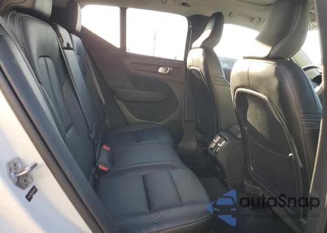 2019 Volvo Xc40 T4 Momentum z USA, uszkodzony, nr VIN YV4AC2HK4K2154423